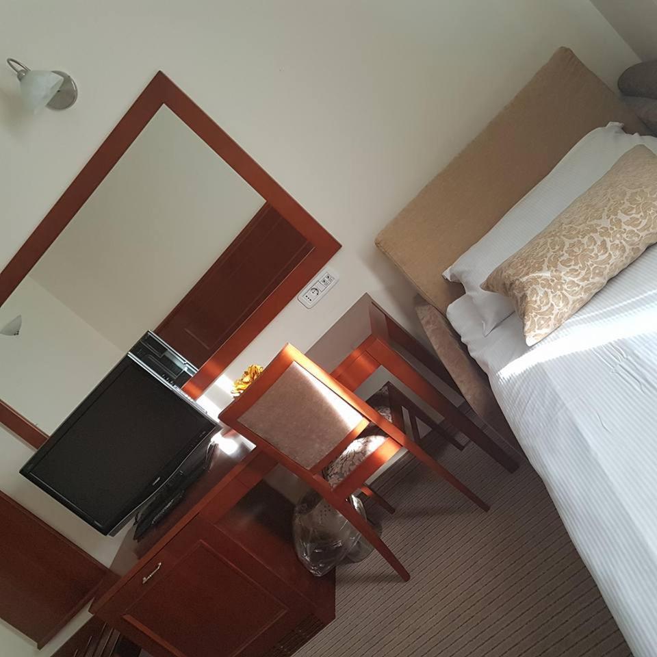 Hotel Cateski Dvorec Catez ob Savi Bagian luar foto