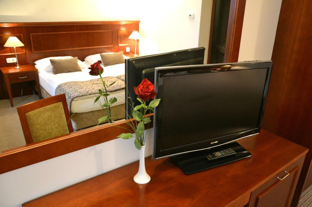 Hotel Cateski Dvorec Catez ob Savi Bagian luar foto